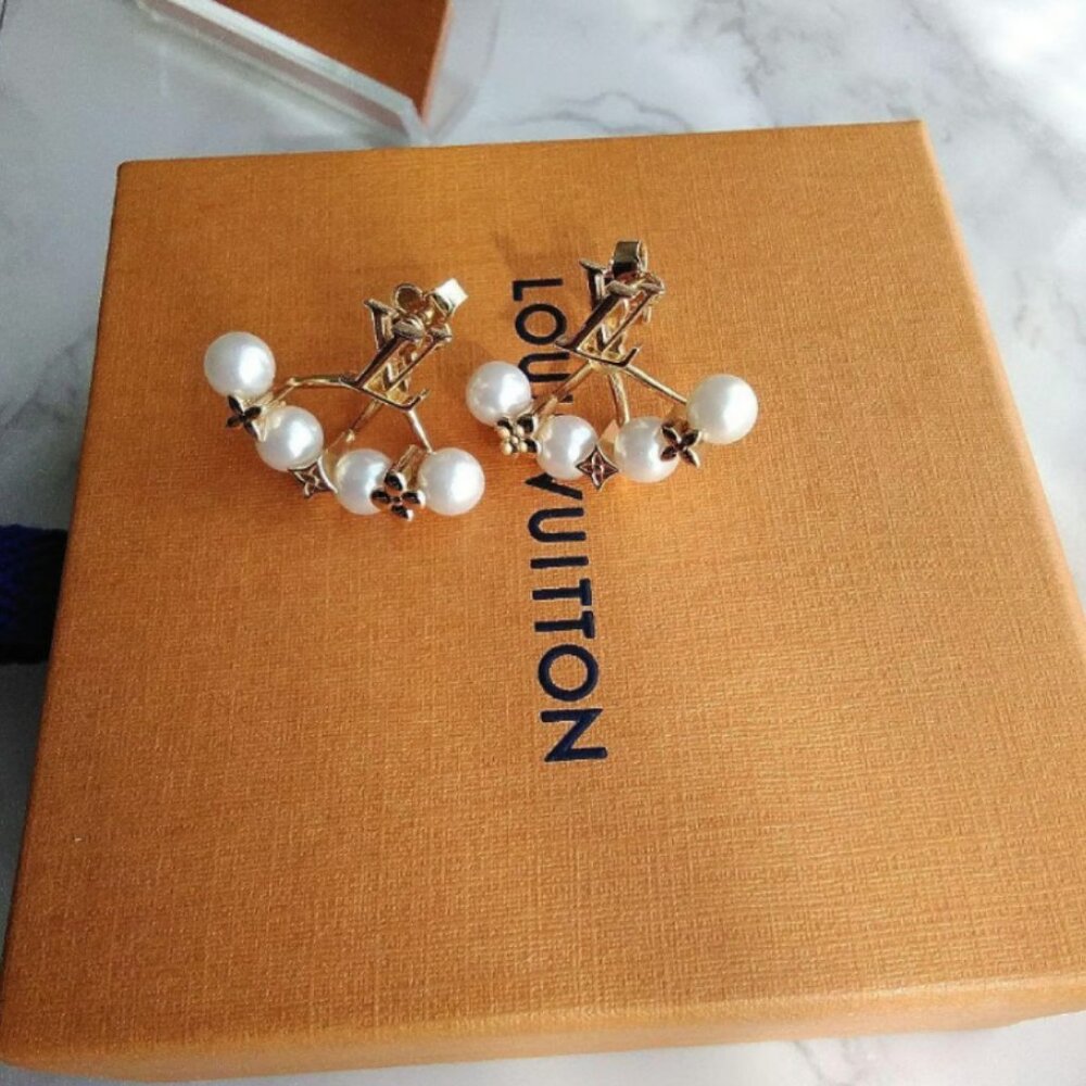 Louis Vuitton Pearl Earrings ♥️ Brand new and unused